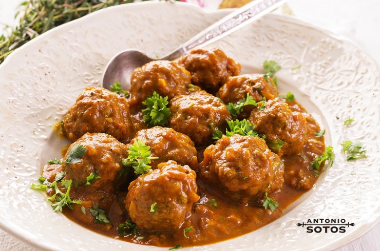 Albóndigas con salsa de azafrán y almendras