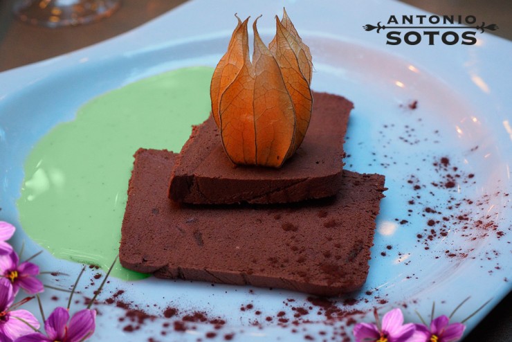 Bizcocho de Chocolate y Azafrán, ¿Lo Refrescamos con Menta?