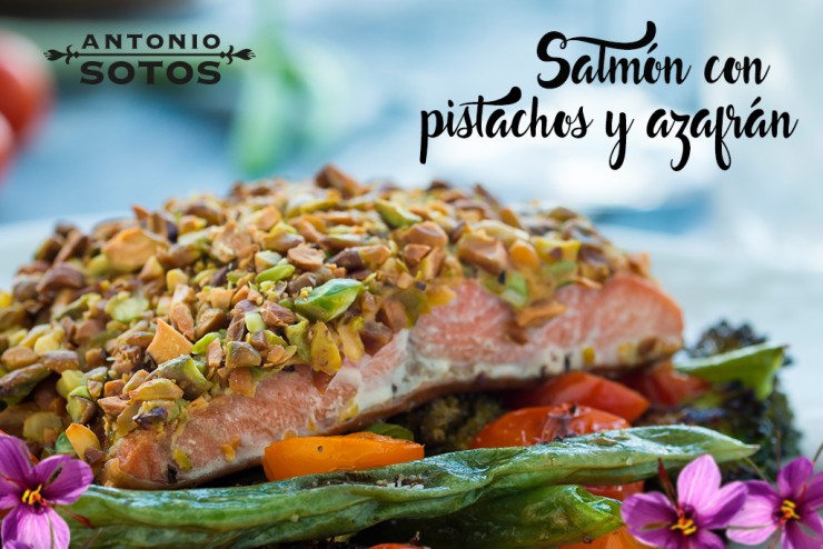 Salmón acompañado de pistachos y azafrán