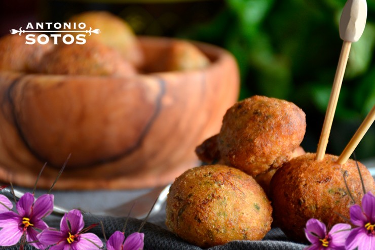 Buñuelos de bacalao ¿los ponemos un toque de azafrán?