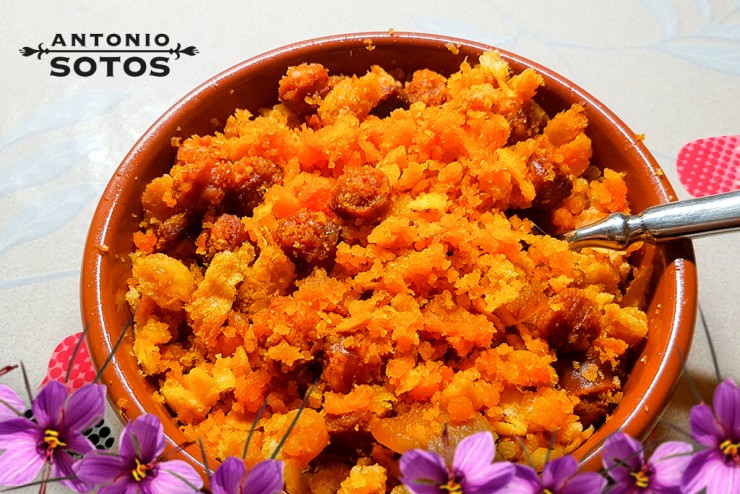 Saffron migas ruleras (Saffron fried breadcrumbs)