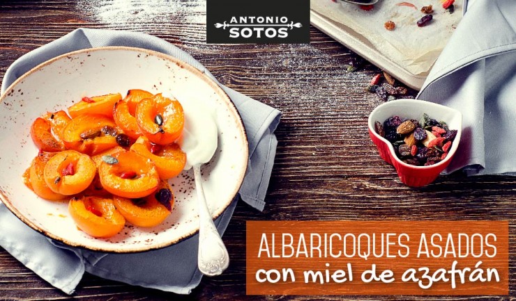 Albaricoques asados con miel de azafrán