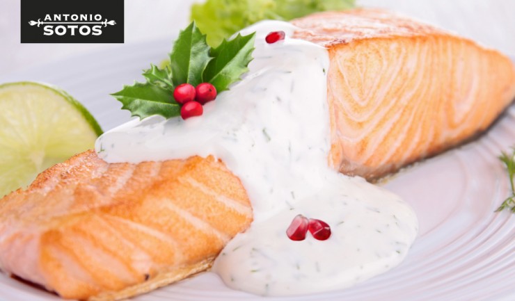 Salmón con salsa de azafrán y granada, una receta con tintes navideños