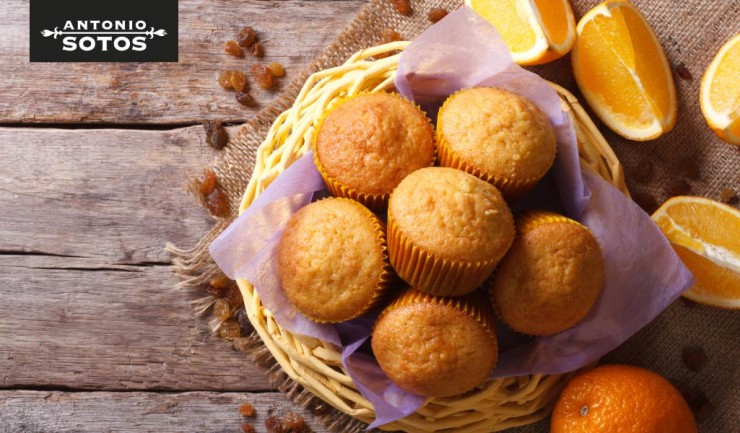 Magdalenas caseras de naranja y azafrán