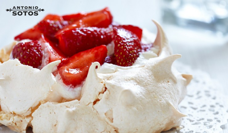 Fresas con merengue de azafrán