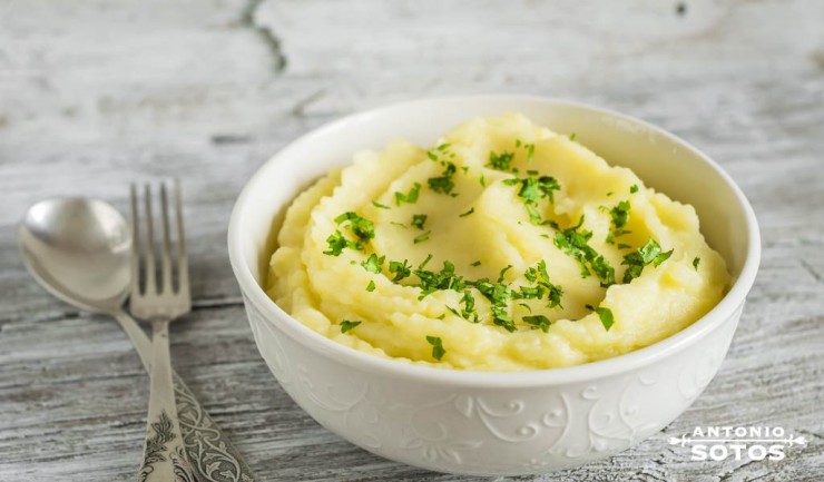 Puré de patata con azafrán y cebollino