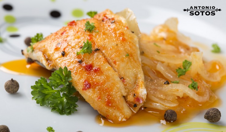 Dorada al azafrán con cebolla y patatas