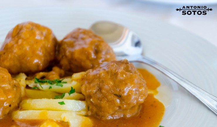 Albóndigas de rape y gambas en salsa de azafrán