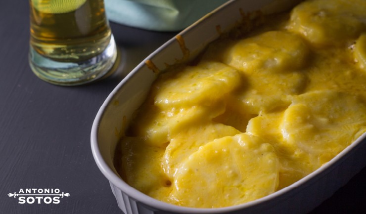 Patatas rebozadas con crema de azafrán