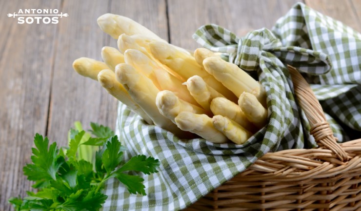 Aprende a preparar estos deliciosos espárragos al azafrán co vinagreta, una receta del cocinero Karlos Arguiñano