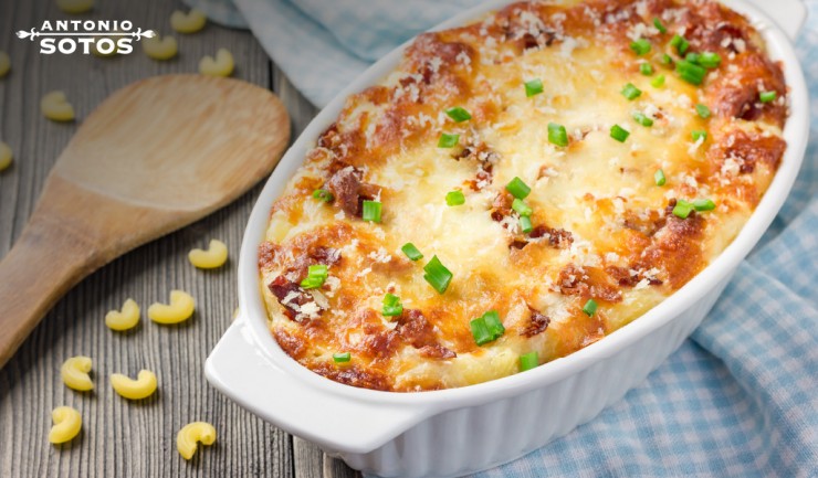 Macarrones con bechamel de azafrán y queso