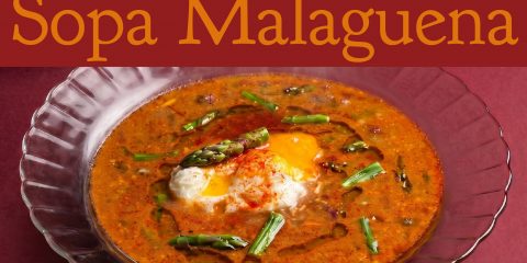 Plato hondo con sopa malagueña de espárragos trigueros, pan cateto y hebras de azafrán Antonio Sotos sobre mesa rústica.