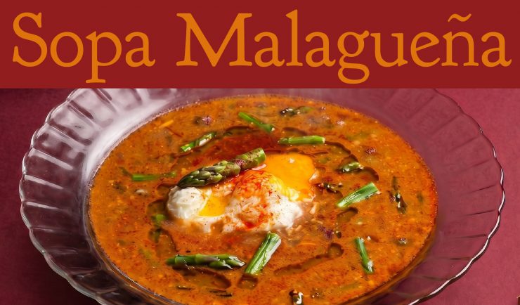 Plato hondo con sopa malagueña de espárragos trigueros, pan cateto y hebras de azafrán Antonio Sotos sobre mesa rústica.